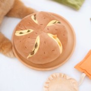 Pups &amp; Bubs CHEESY BREAD Serowa bułeczka zabawka węchowa  dla psa i kota