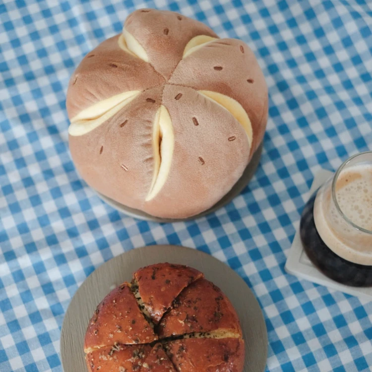 Pups &amp; Bubs CHEESY BREAD Serowa bułeczka zabawka węchowa  dla psa i kota
