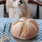 Pups &amp; Bubs CHEESY BREAD Serowa bułeczka zabawka węchowa  dla psa i kota