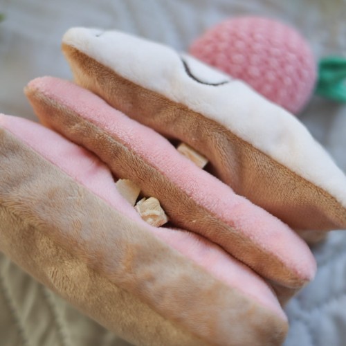 Pups &amp; Bubs STRAWBERRY MILLE-FEUILLE Truskawkowy Torcik zabawka węchowa  dla psa i kota